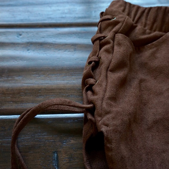 Suede brown Kendall + Kylie shorts. - Picture 5 of 6